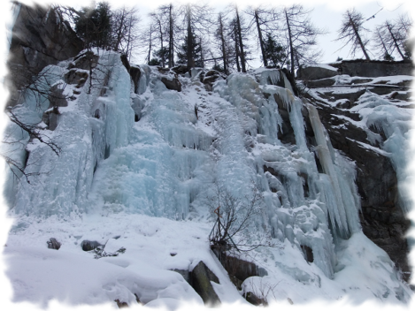 Cascate di ghiaccio Albergo ristorante Chalet del lago Ceresole Reale Parco Nazionale Gran Paradiso Cascate di ghiaccio